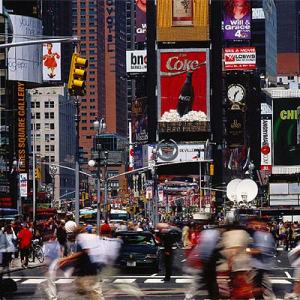 Luces, anuncios y rascacielos en Times Square, el distrito de los teatros atravesado por Broadway